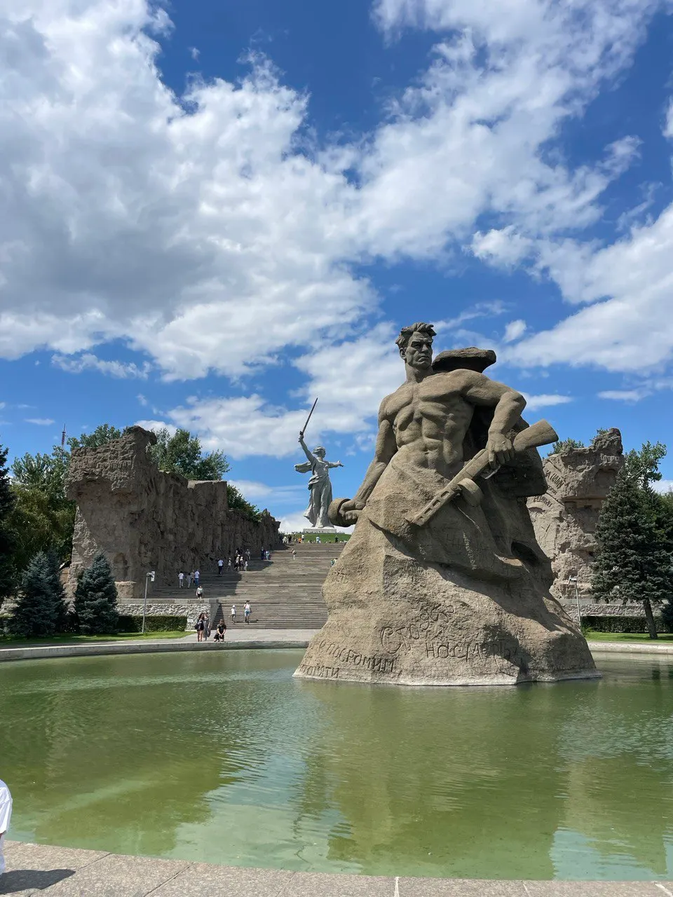 Школьный класс на экскурсии по Мамаеву кургану